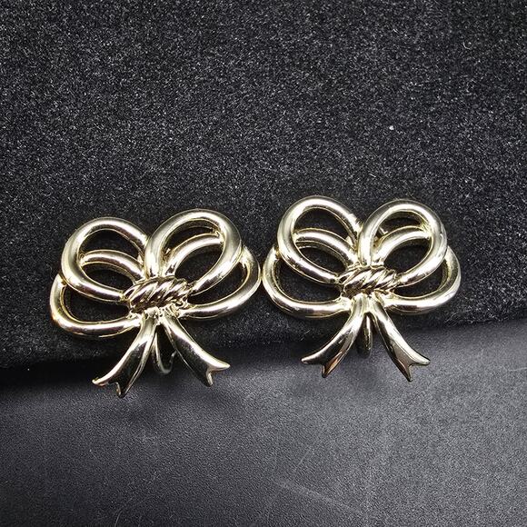 Sarah Coventry Jewelry - Sarah Coventry Bow Earrings Clip On Light Gold Tone Vintage